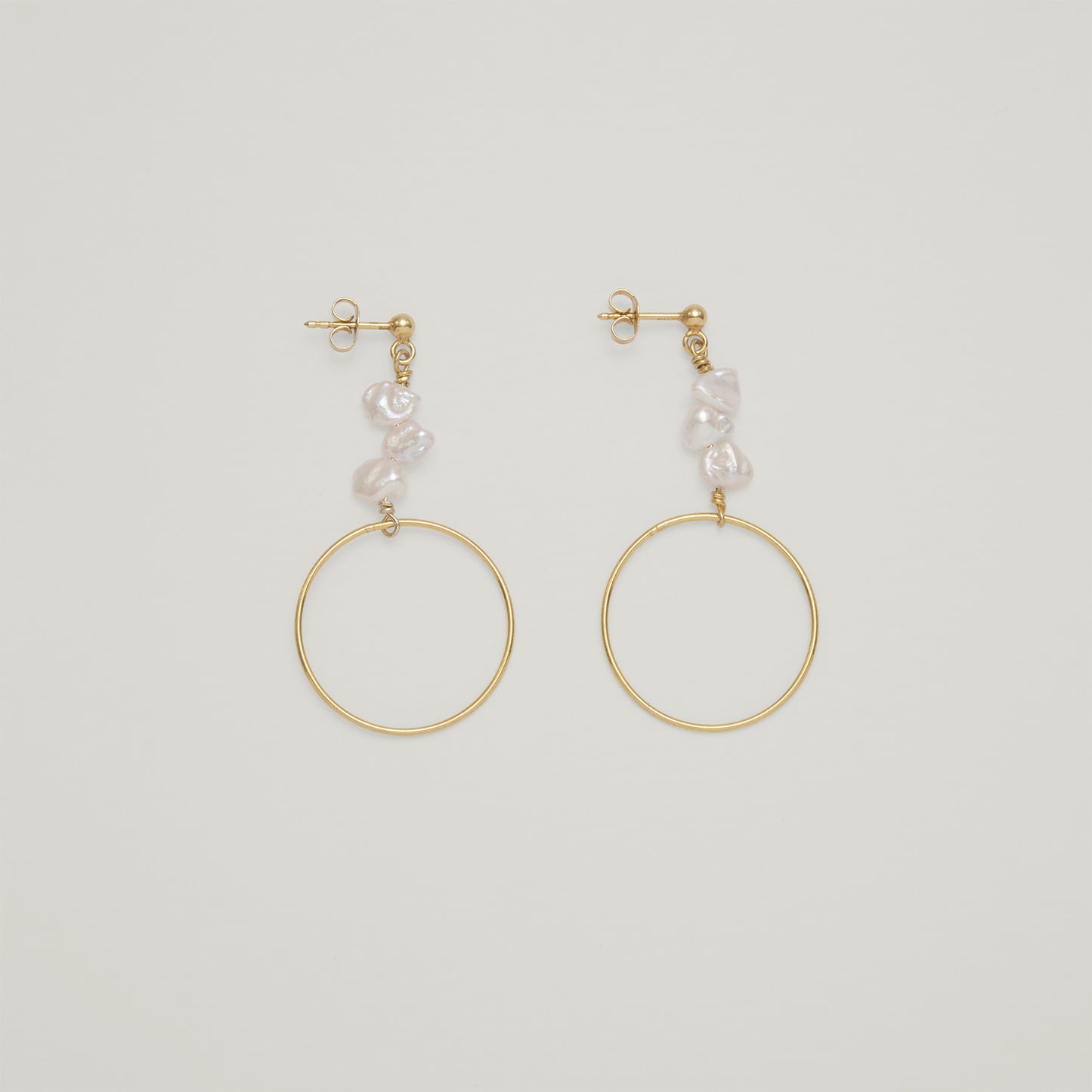 Entdecke Frellinis Ohrstecker Emily aus 925 Sterling Silber mit Anhänger aus Kreis und Süßwasserperlen. Schmuckdesign aus Hamburg.
