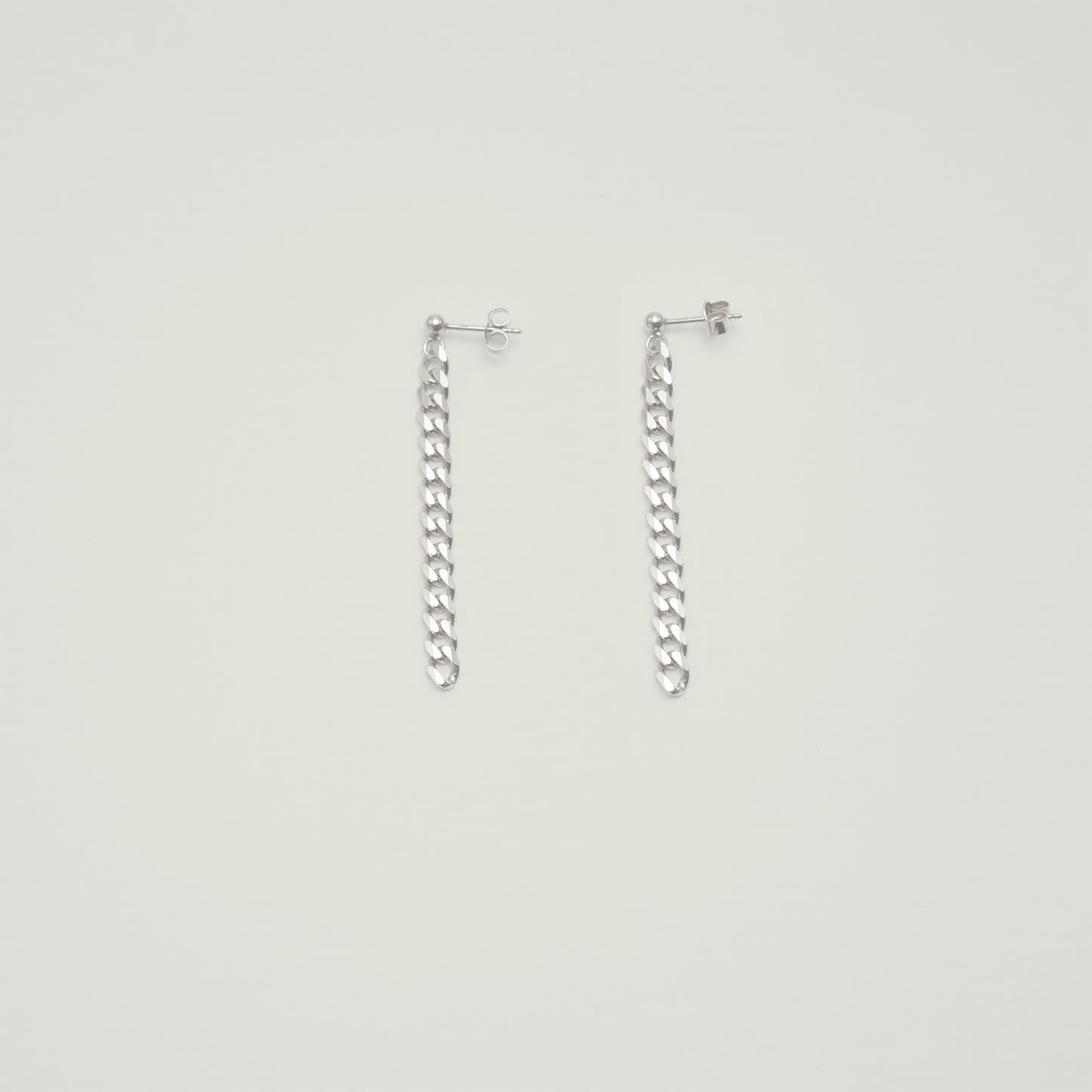 Entdecke Frellinis lange Ohrstecker Jen mit Panzerkette aus 925 Sterling Silber vergoldet. Schmuckdesign aus Hamburg.