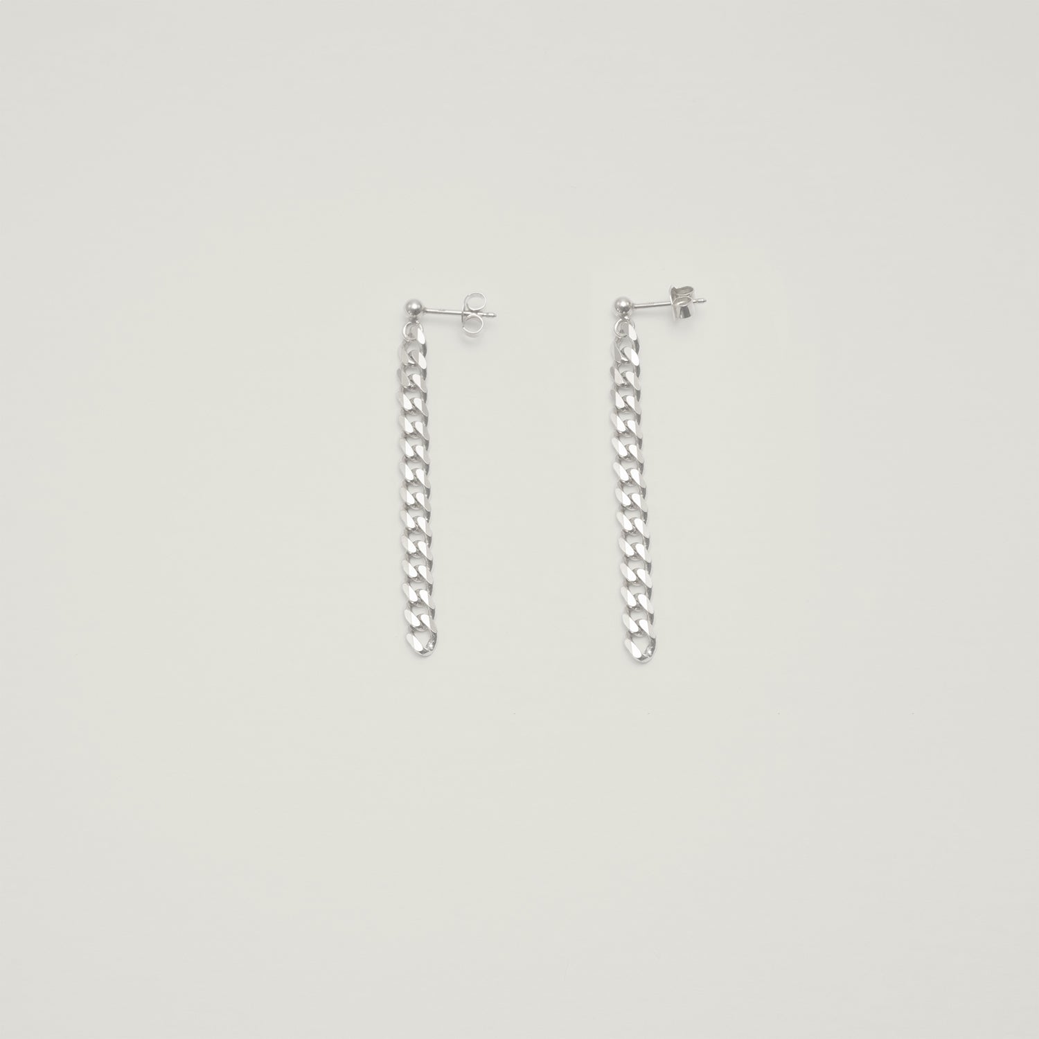 Entdecke Frellinis lange Ohrstecker Jen mit Panzerkette aus 925 Sterling Silber vergoldet. Schmuckdesign aus Hamburg.