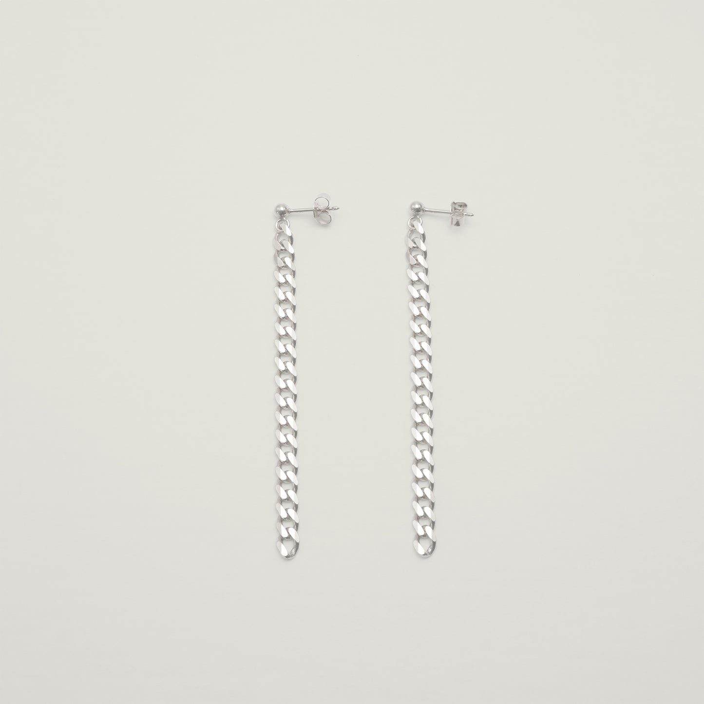 Entdecke Frellinis lange Ohrstecker Jen mit Panzerkette aus 925 Sterling Silber vergoldet. Schmuckdesign aus Hamburg.