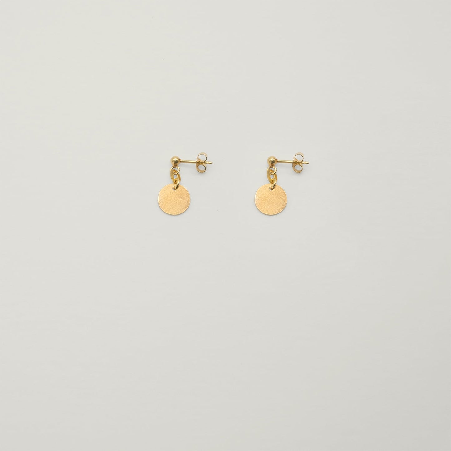 Entdecke Frellinis kleine Ohrstecker mit Plättchenanhänger aus 925 Sterling Silber vergoldet. Schmuckdesign aus Hamburg.