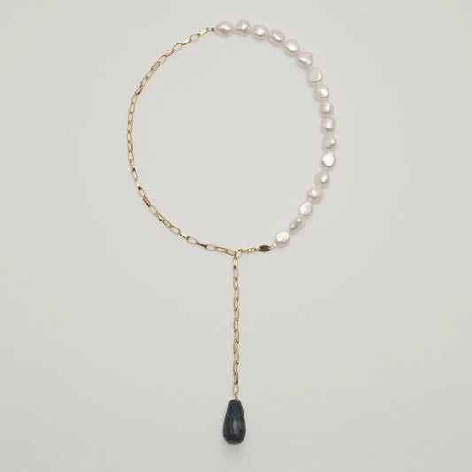 Entdecke Frellinis Kette aus vergoldetem 925 Sterling Silber und Süßwasserperlen mit Sodalith-Anhänger. Schmuckdesign aus Hamburg.