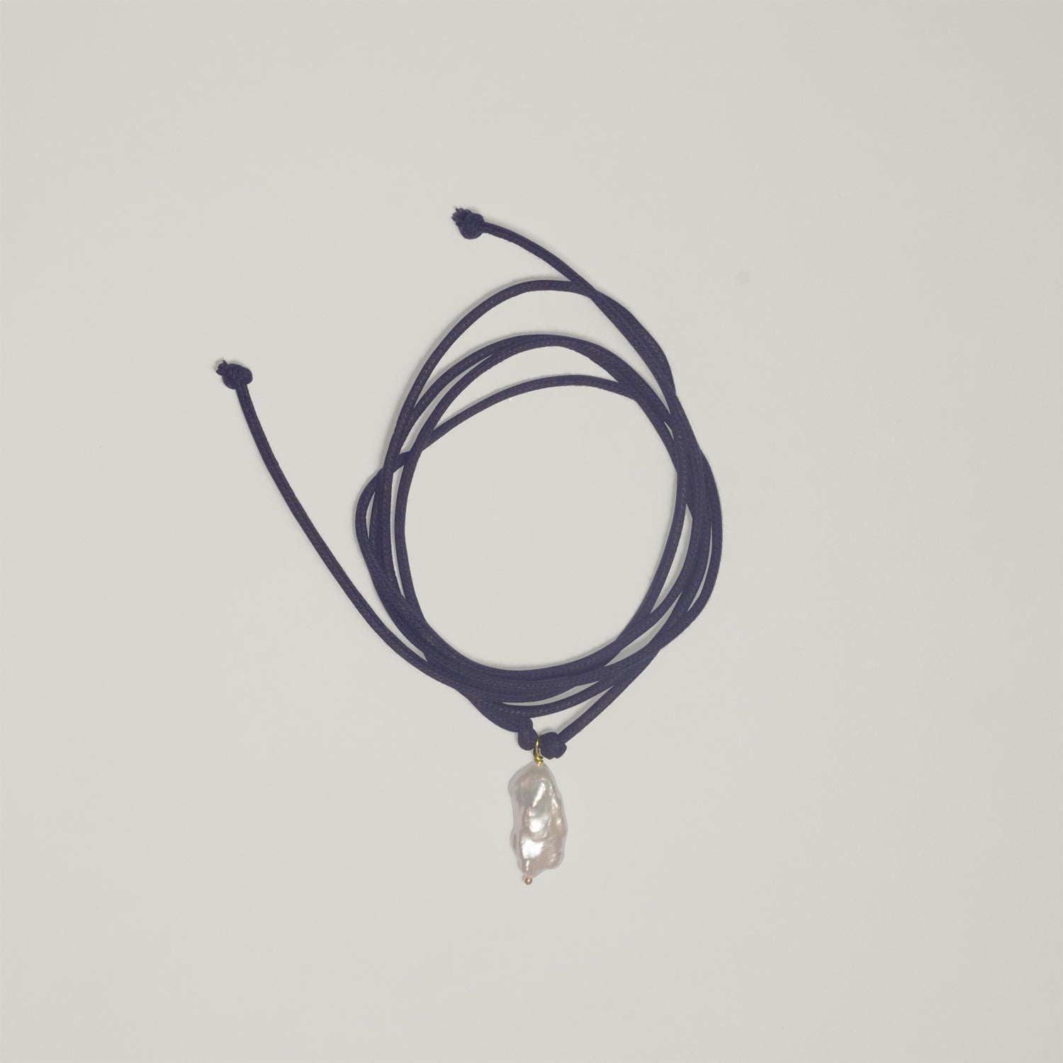 Entdecke Frellinis Kette Minu zum Binden aus Baumwolle mit einer Süßwasserperle als Anhänger. Schmuckdesign aus Hamburg.