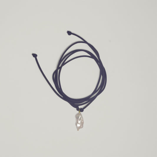 Entdecke Frellinis Kette Minu zum Binden aus Baumwolle mit einer Süßwasserperle als Anhänger. Schmuckdesign aus Hamburg.