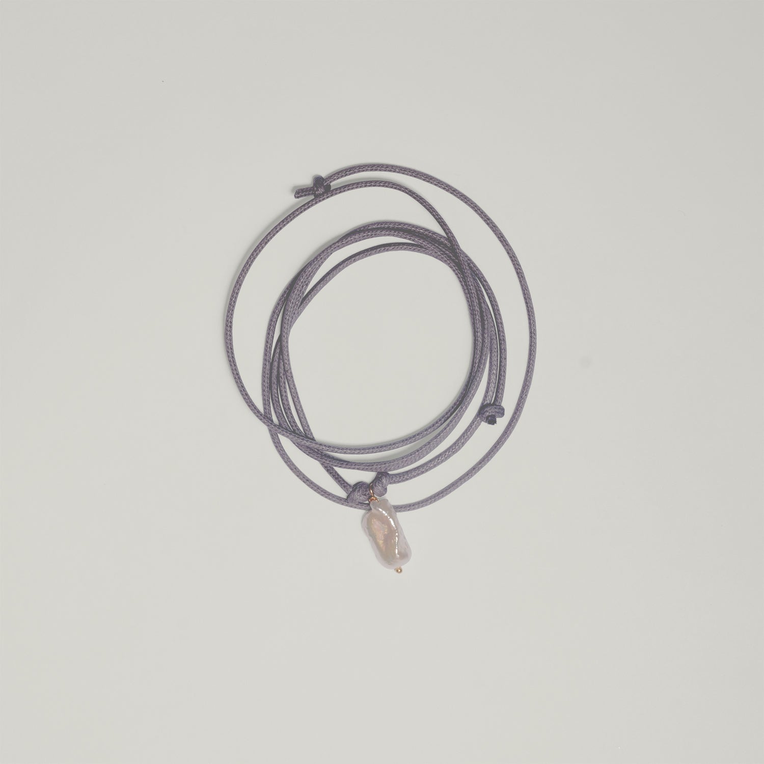 Entdecke Frellinis Kette Minu zum Binden aus Baumwolle mit einer Süßwasserperle als Anhänger. Schmuckdesign aus Hamburg.