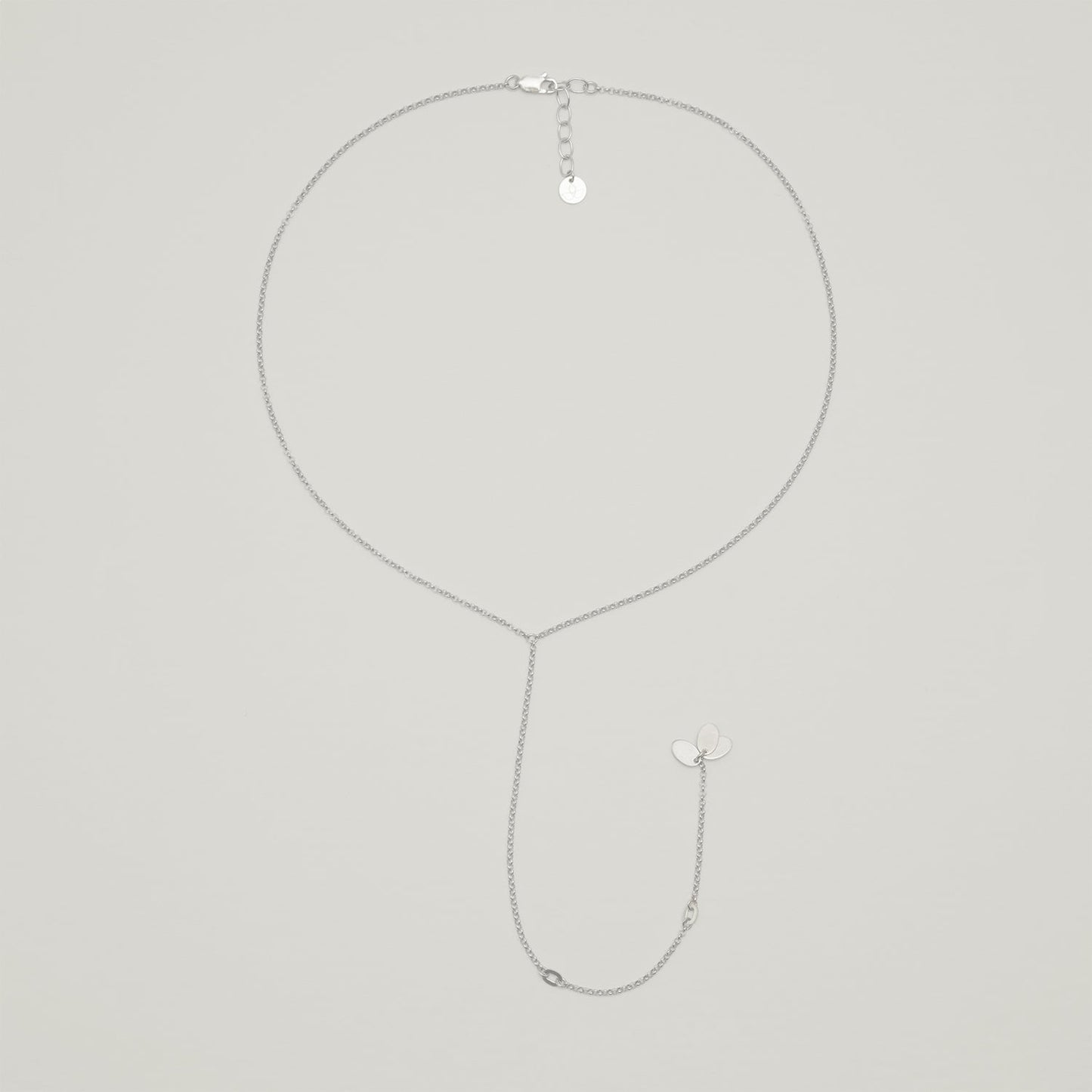 Entdecke Frellinis Y-Kette aus vergoldetem 925er Sterling Silber mit Ösen-Elementen, drei ovalen Plättchen am Ende und Karabinerverschluss. Schmuckdesign aus Hamburg.