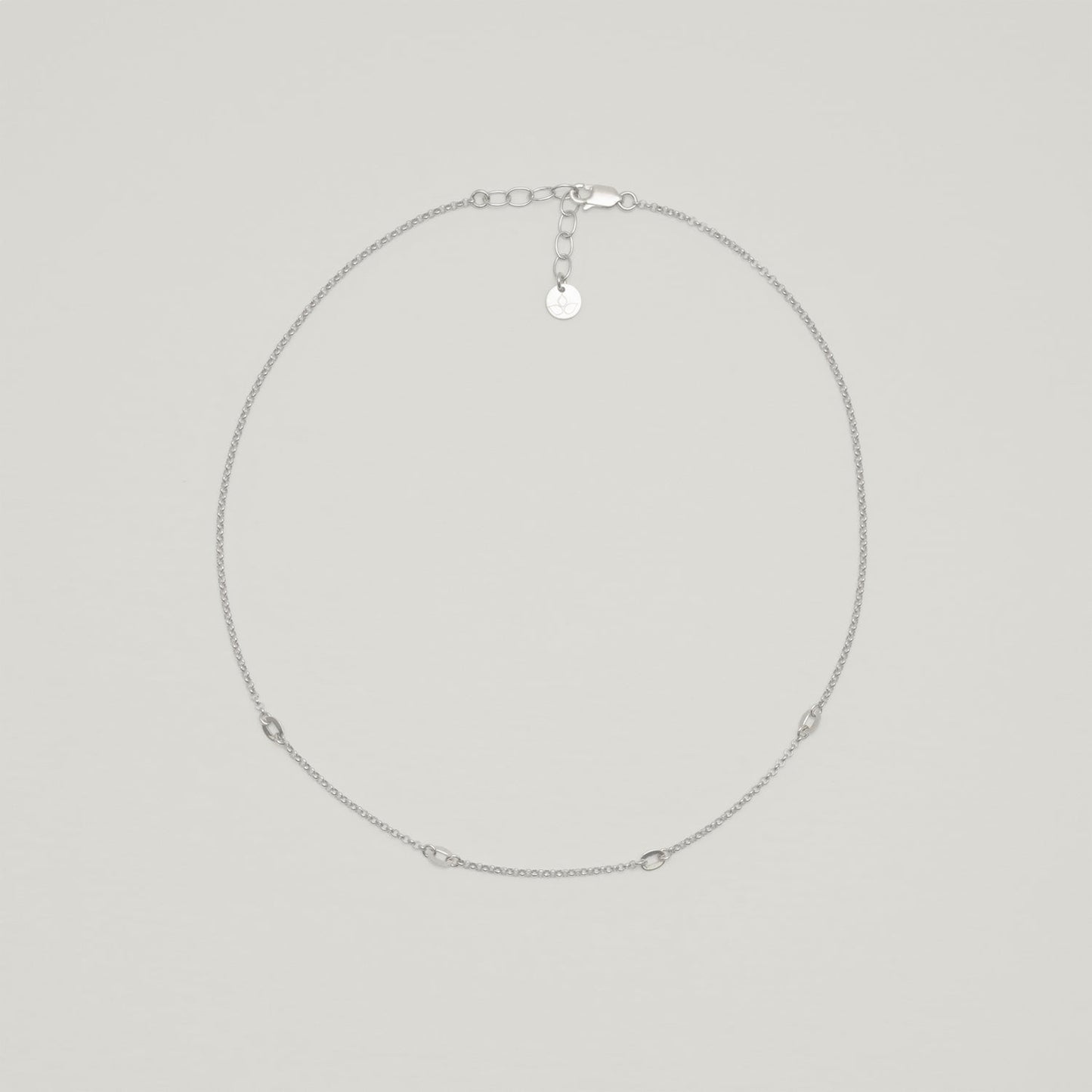 Entdecke Frellinis Choker Nela aus 925er Sterling Silber mit Ösen-Elementen und einem Karabinerverschluss. Schmuckdesign aus Hamburg.