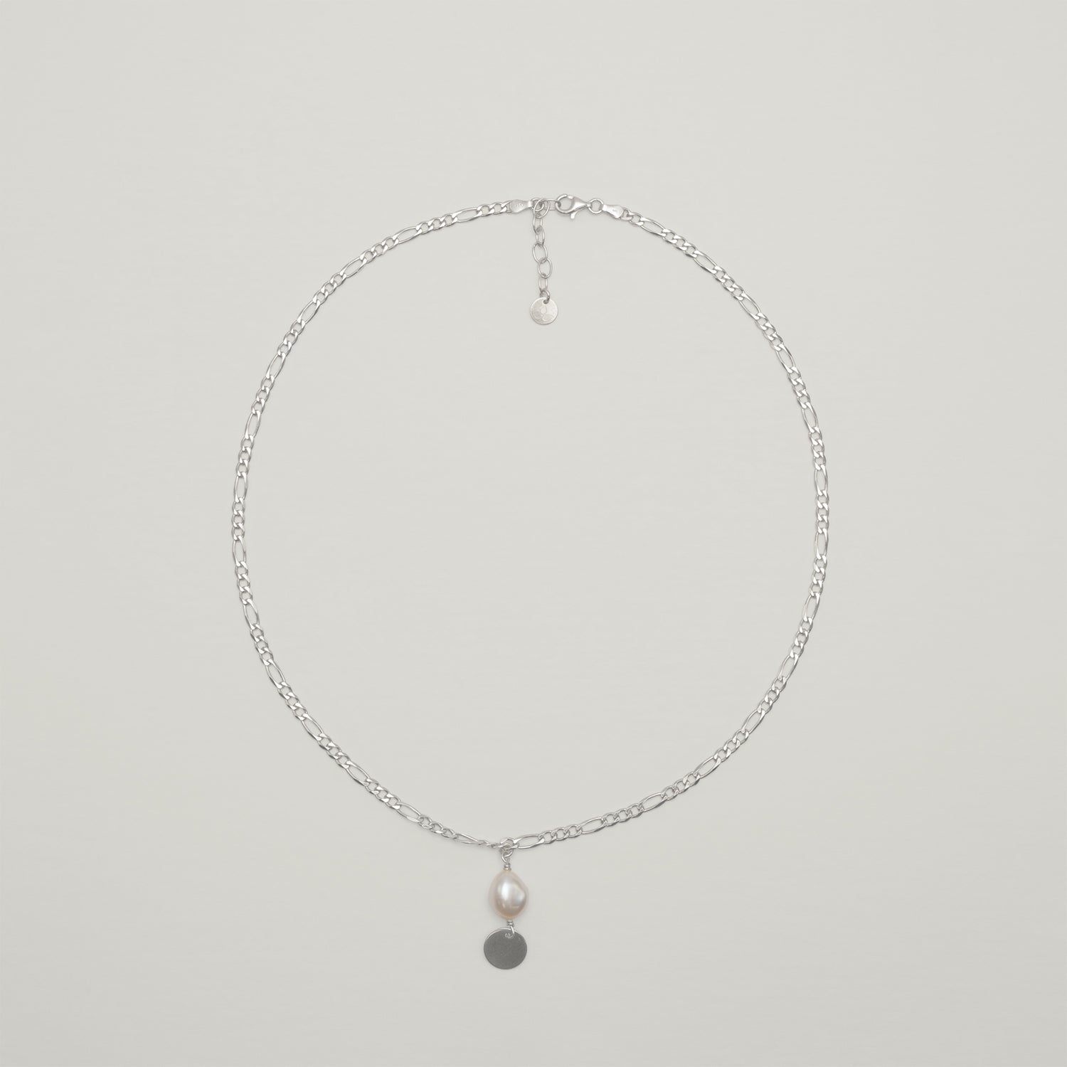 Entdecke Frellinis Figaro-Kette mit fixiertem Anhänger aus 925er Sterling Silber und Süßwasserperlen. Schmuckdesign aus Hamburg.