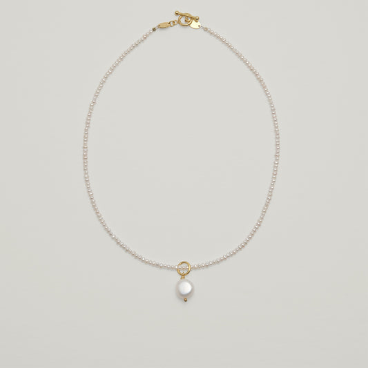 Entdecke Frellinis Choker mit großen Süßwasserperlen und Knebelverschluss aus 925 Sterling Silber. Schmuckdesign aus Hamburg.