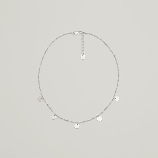 Entdecke Frellinis Choker Tara aus 925 Sterling Silber mit fünf runden Plättchen und einem Karabinerverschluss. Schmuckdesign aus Hamburg.