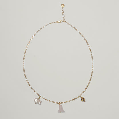 Entdecke Frellinis zarte Panzerkette Alisa mit Süßwasserperlen- und Edelsteinanhängern aus 925er Sterling Silber. Schmuckdesign aus Hamburg.