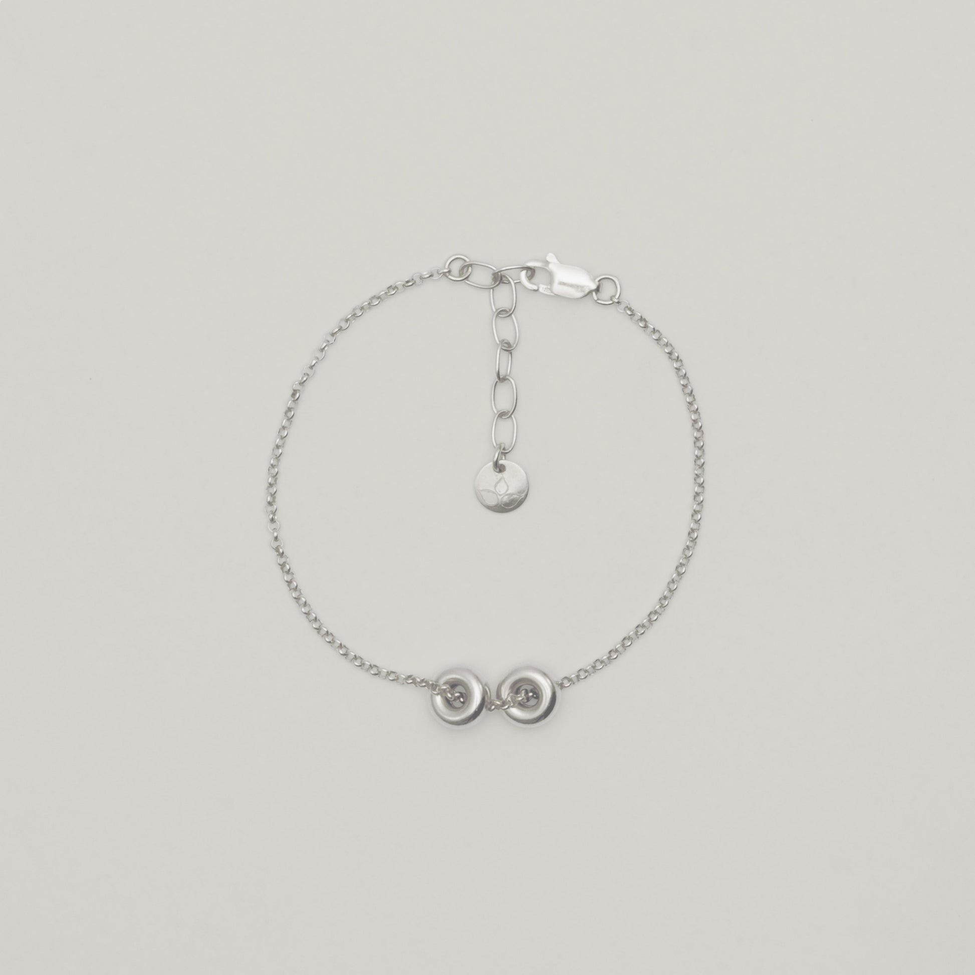 Entdecke Frellinis Armband aus 925 Sterling Silber mit eleganten Donut-Charms. Schmuckdesign aus Hamburg.