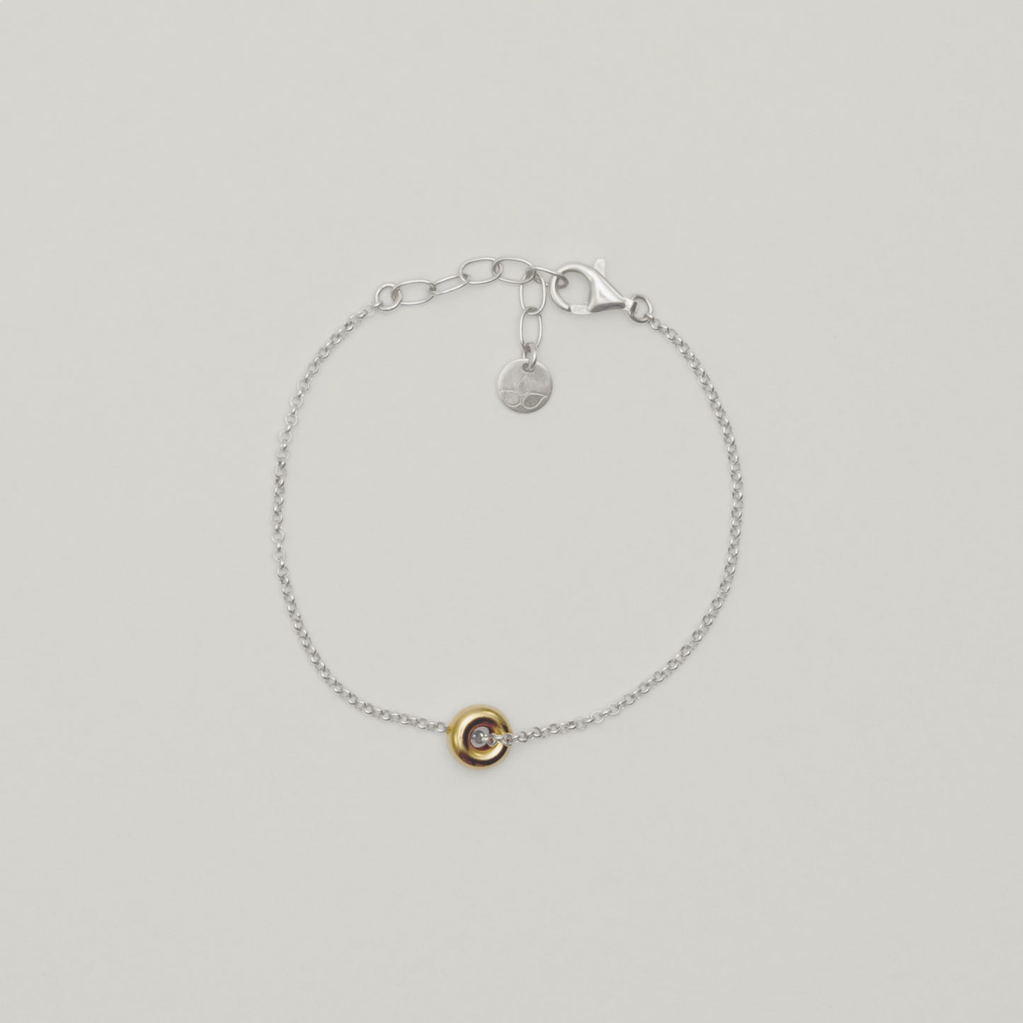 Entdecke Frellinis Armband aus 925 Sterling Silber mit eleganten Donut-Charms. Schmuckdesign aus Hamburg.