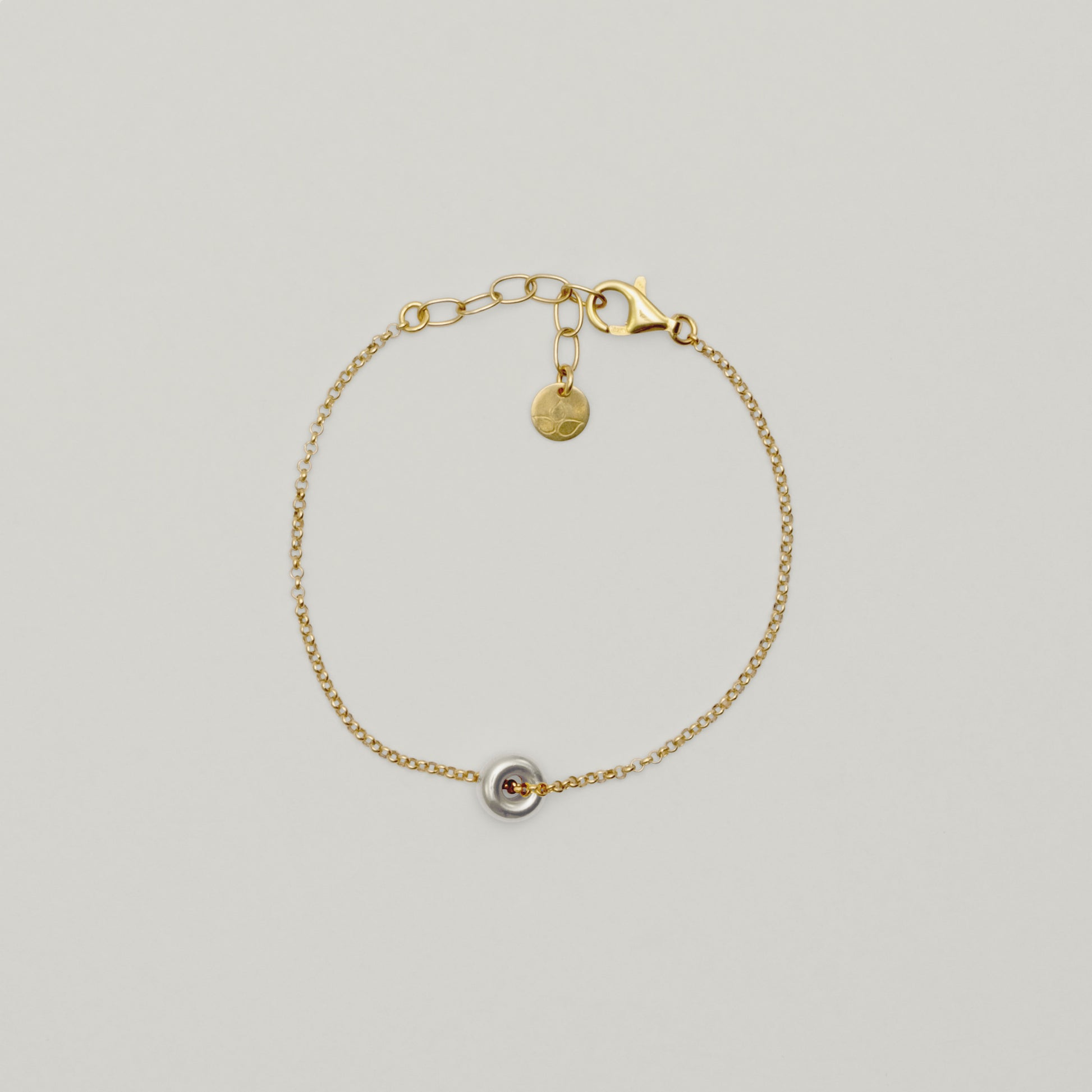 Entdecke Frellinis Armband aus 925 Sterling Silber mit eleganten Donut-Charms. Schmuckdesign aus Hamburg.