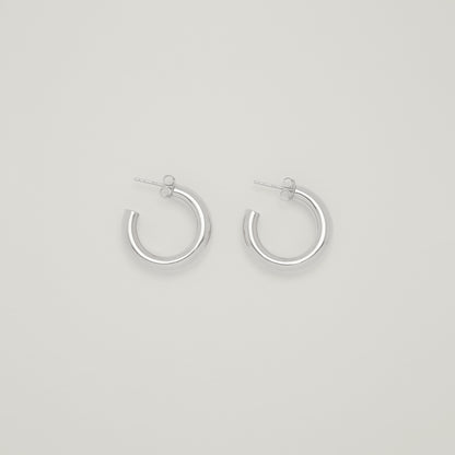 Entdecke Frellinis schlichte Creole mit Ohrstecker aus 925 Sterling Silber. In silber und gold erhältlich. Schmuckdesign aus Hamburg.