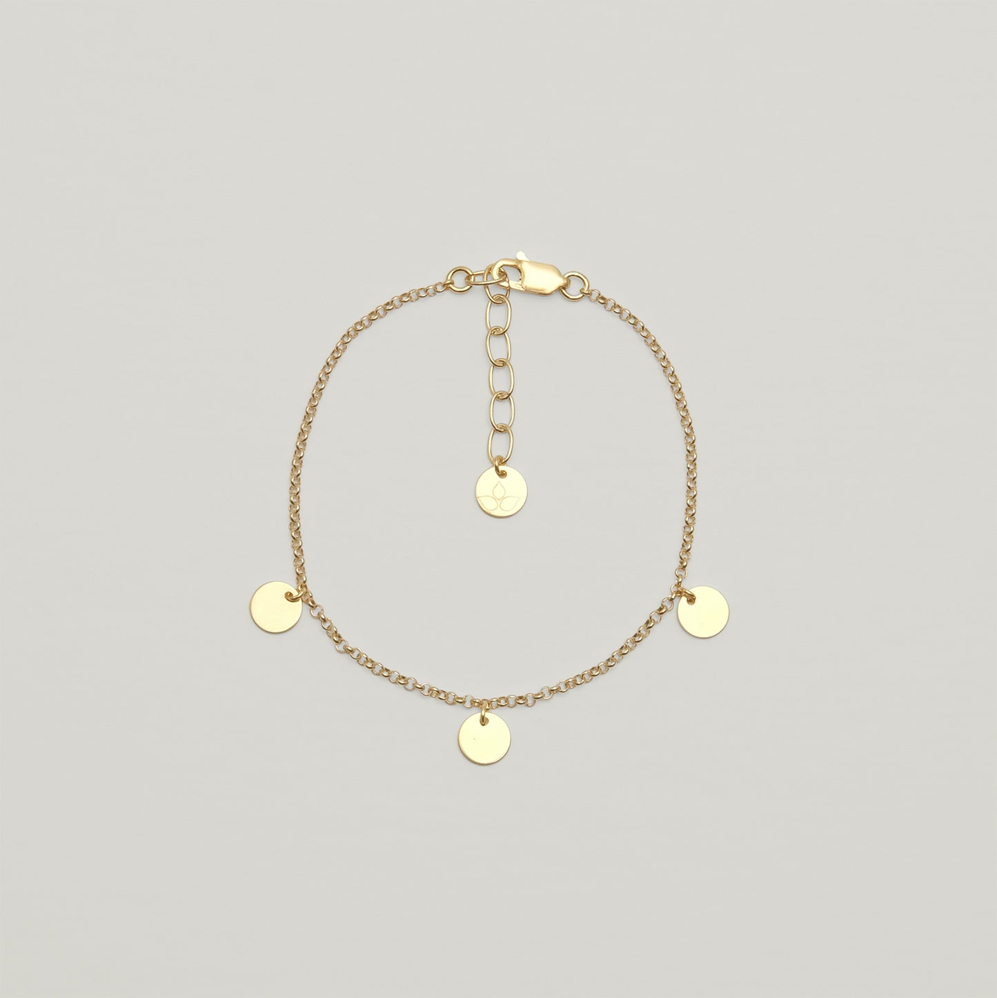 Entdecke Frellinis zartes Armband mit filigranen, runde Plättchen und einen eleganten Karabinerverschluss. Schmuckdesign aus Hamburg.
