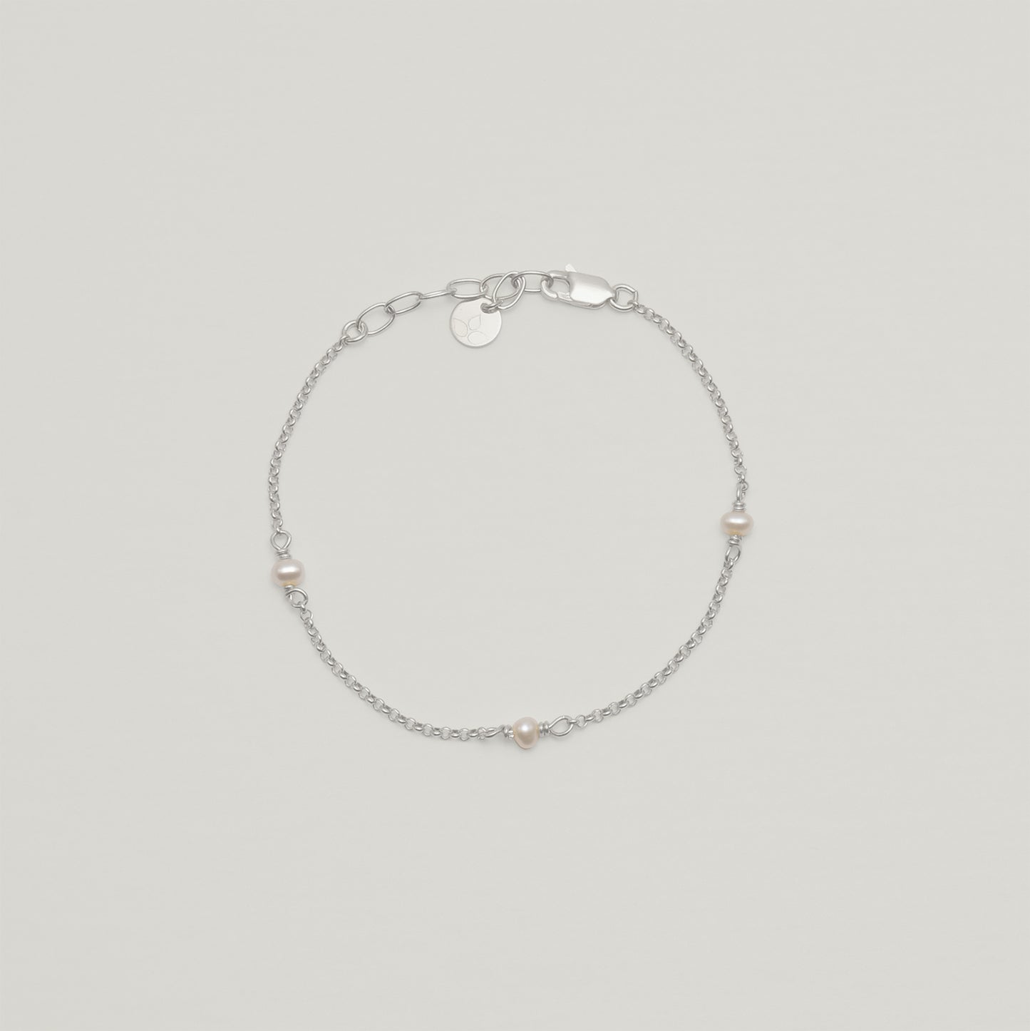 Entdecke Frellinis filigranes Armband mit Süßwasserperlen aus 925er Sterling Silber in Silber oder 14K vergoldet. Schmuckdesign aus Hamburg.
