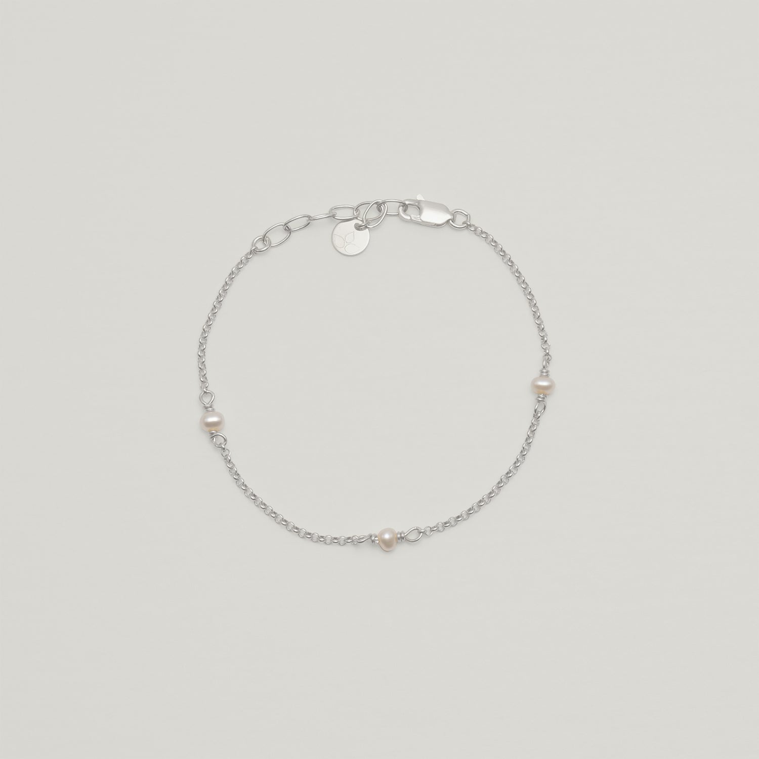 Entdecke Frellinis filigranes Armband mit Süßwasserperlen aus 925er Sterling Silber in Silber oder 14K vergoldet. Schmuckdesign aus Hamburg.

