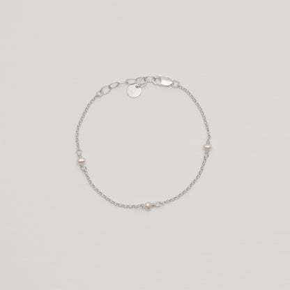 Entdecke Frellinis filigranes Armband mit Süßwasserperlen aus 925er Sterling Silber in Silber oder 14K vergoldet. Schmuckdesign aus Hamburg.
