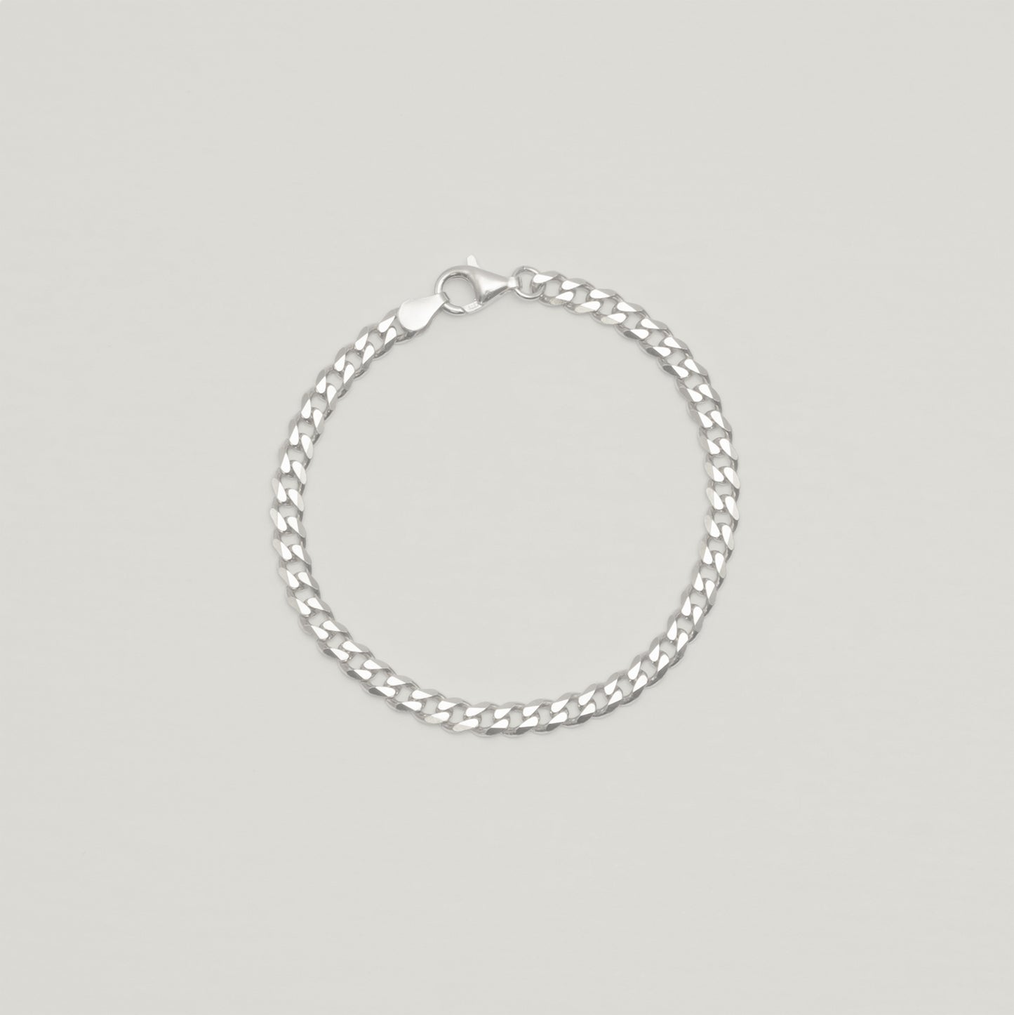 Entdecke Frellinis Panzerarmband Lynn in verschiedenen Längen aus 925 Sterling Silber mit Karabinerverschluss. Schmuckdesign aus Hamburg.