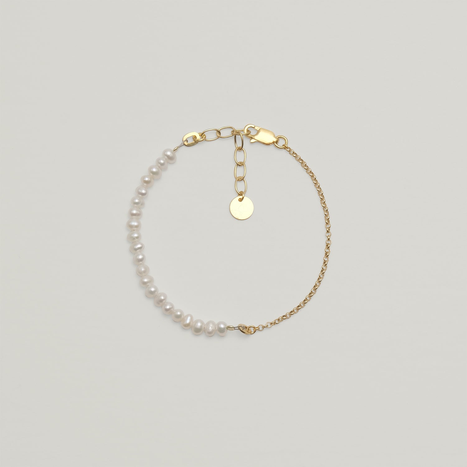 Entdecke Frellinis Armband aus 925er Sterling Silber vergoldet ist mit zarten Süßwasserperlen. Schmuckdesign aus Hamburg.