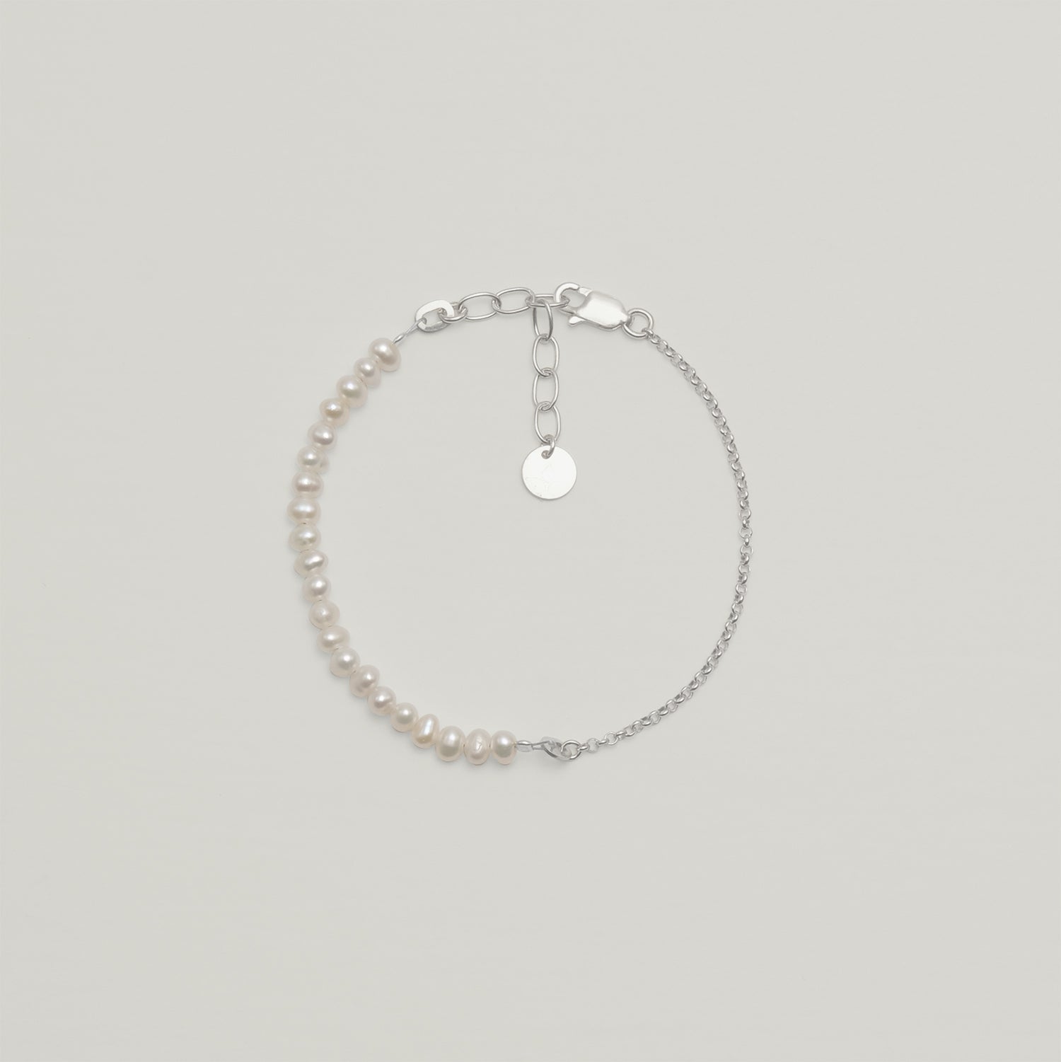 Entdecke Frellinis Armband aus 925er Sterling Silber vergoldet ist mit zarten Süßwasserperlen. Schmuckdesign aus Hamburg.