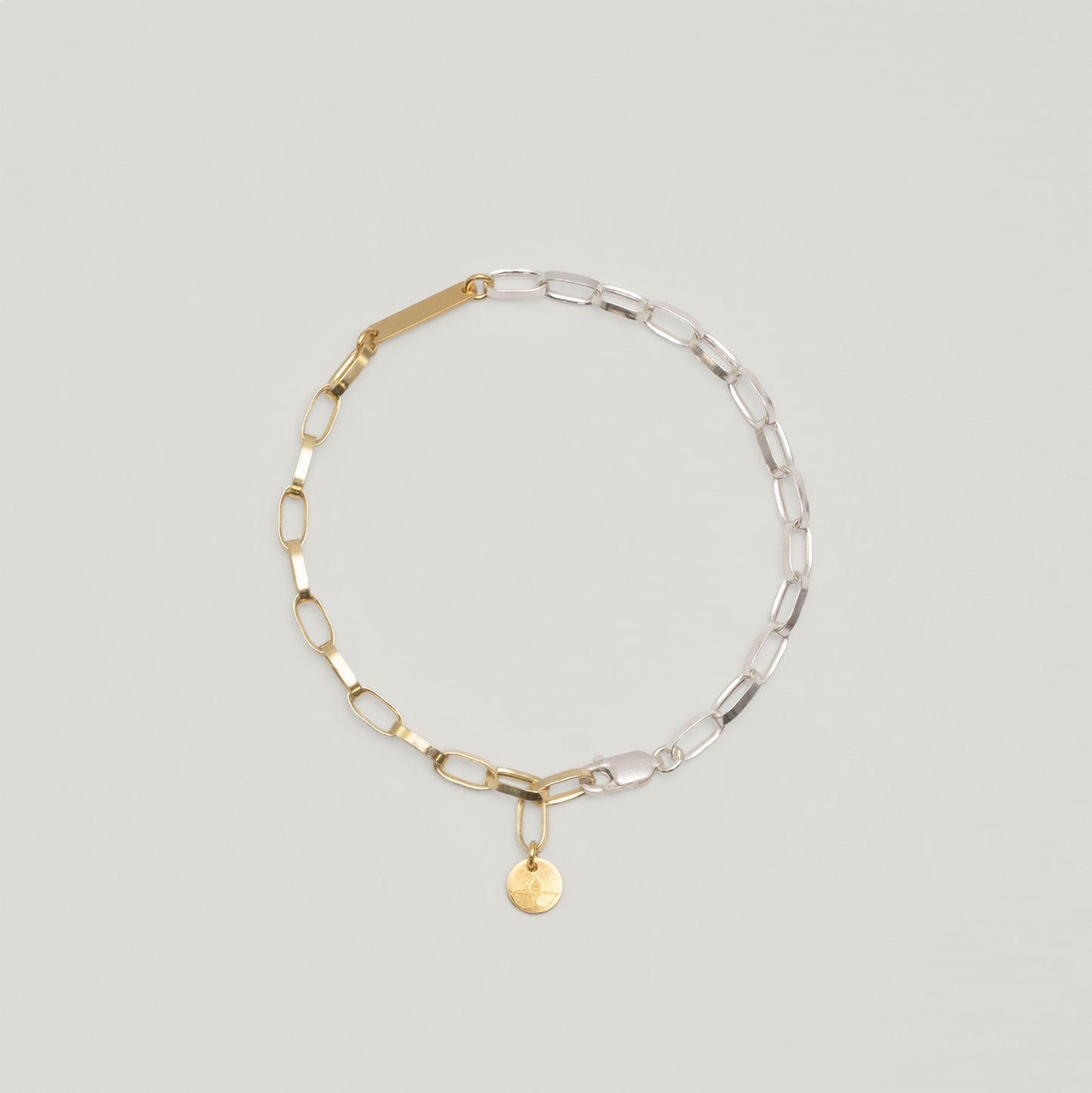 Entdecke Frellinis grobes, zweifarbiges Armband aus hochwertigem Sterling Silber in 14 Karat vergoldet. Schmuckdesign aus Hamburg.