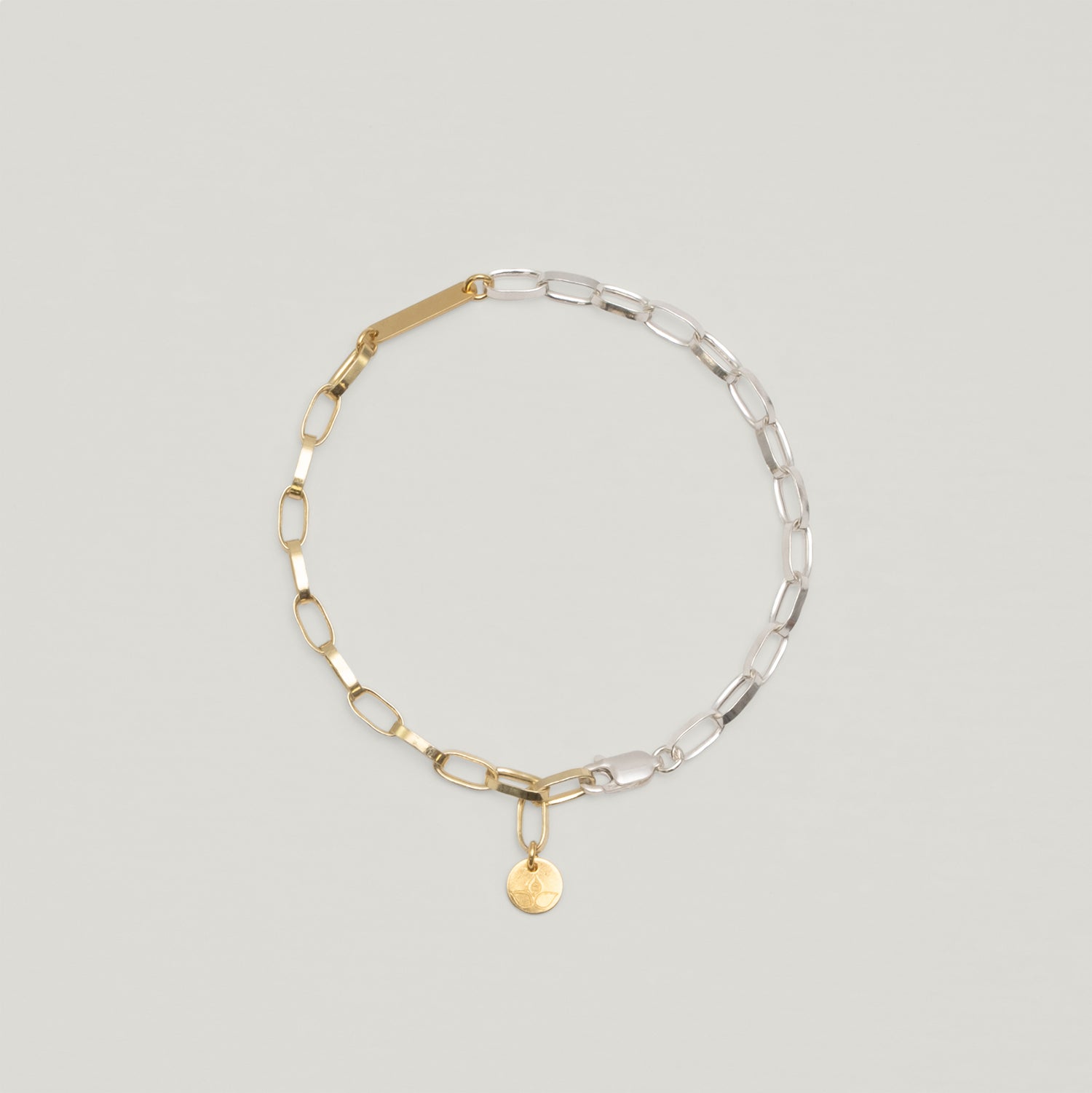 Entdecke Frellinis grobes, zweifarbiges Armband aus hochwertigem Sterling Silber in 14 Karat vergoldet. Schmuckdesign aus Hamburg.