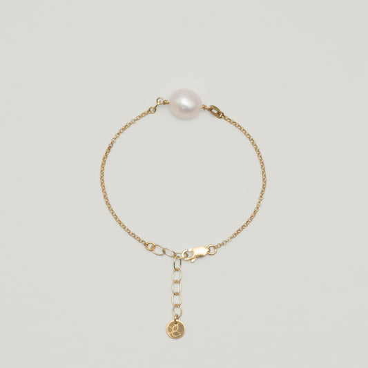Entdecke Frellinis Armband aus 925er Sterling Silber oder 14K vergoldetem Silber mit einer Süßwasserperle. Schmuckdesign aus Hamburg.