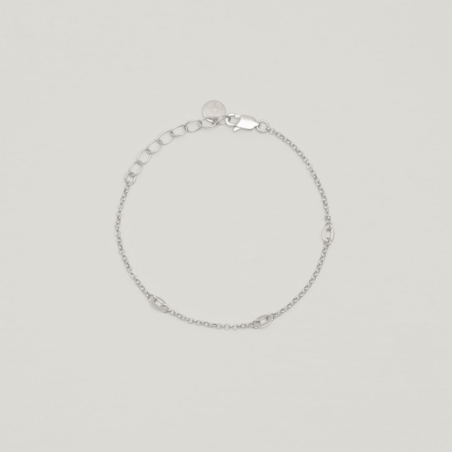 Entdecke Frellinis zartes Armband aus 925er Sterling Silber mit filigranen Ösen-Elementen Schmuckdesign aus Hamburg.