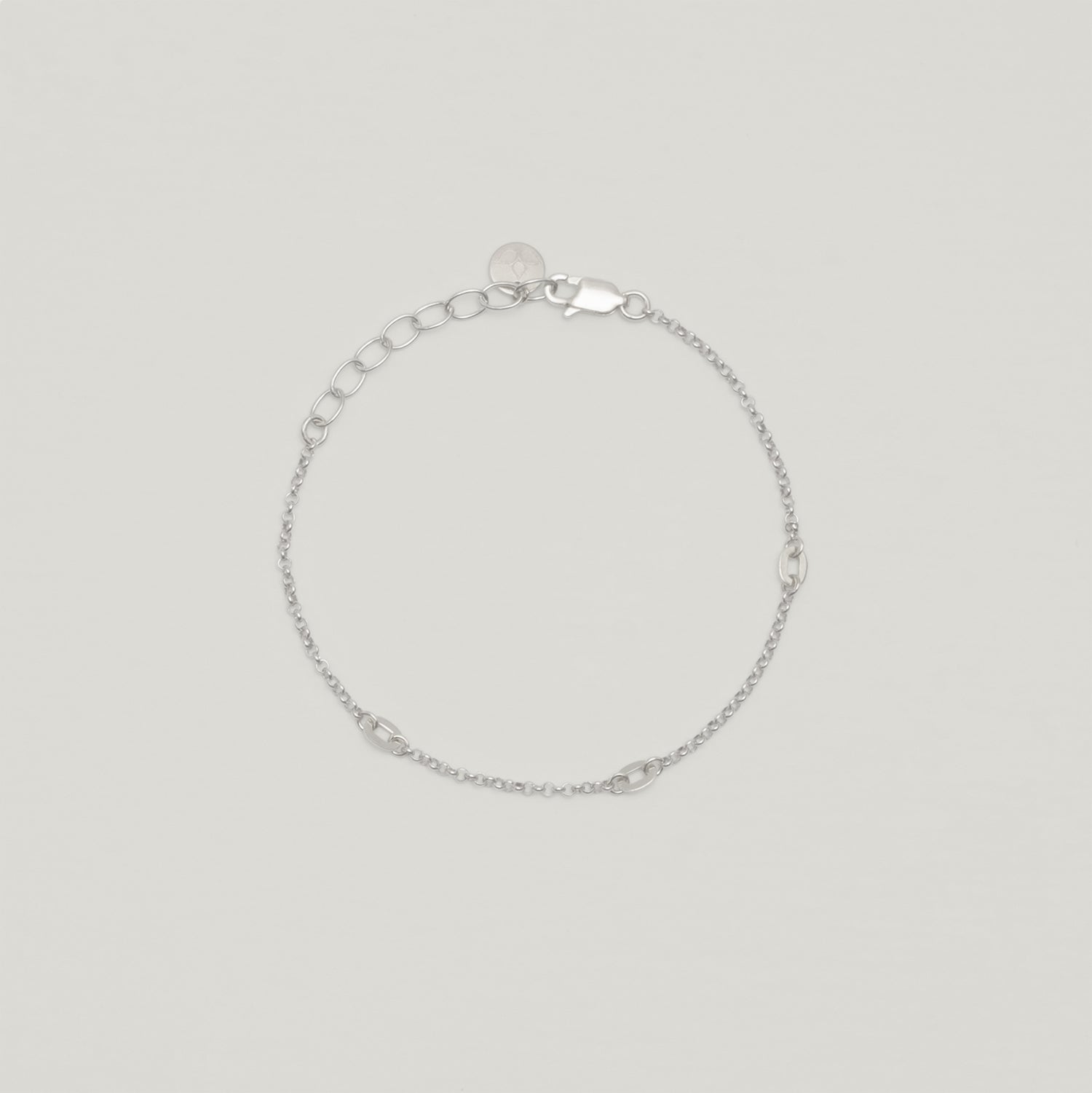 Entdecke Frellinis zartes Armband aus 925er Sterling Silber mit filigranen Ösen-Elementen Schmuckdesign aus Hamburg.