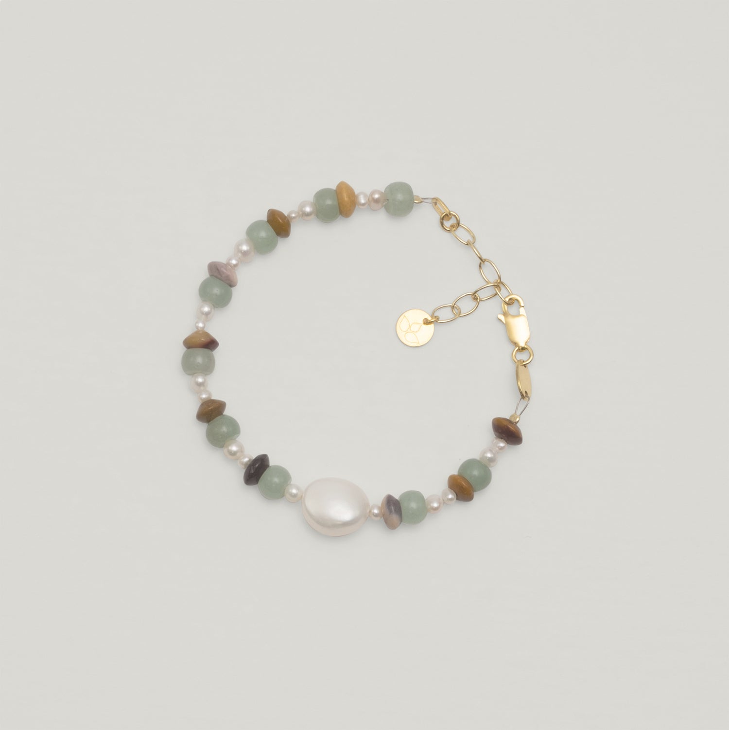 Entdecke Frellinis Armband aus Süßwasserperlen, Mookait und Aventurine Edelsteinen. Schmuckdesign aus Hamburg.