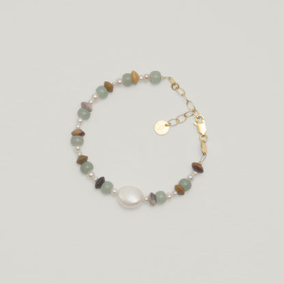 Entdecke Frellinis Armband aus Süßwasserperlen, Mookait und Aventurine Edelsteinen. Schmuckdesign aus Hamburg.