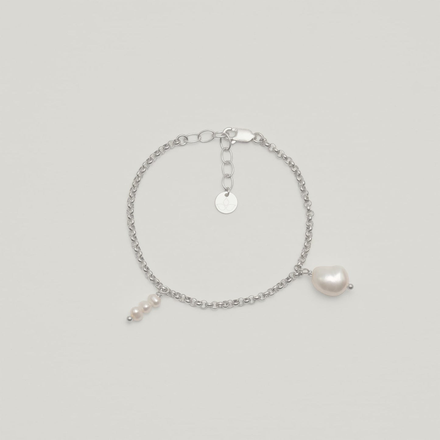 Entdecke Frellinis Charm Bracelet mit Süßwasserperlen aus 925er Sterling Silber. Erhältlich in silber oder 14K vergoldet. Schmuckdesign aus Hamburg.