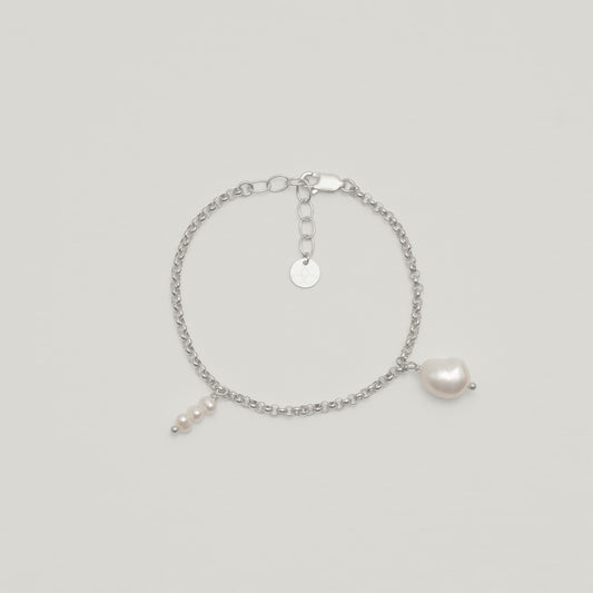 Entdecke Frellinis Armband mit zwei Süßwasserperlen aus 925er Sterling Silber, erhältlich in silber und 14K vergoldet. Schmuckdesign aus Hamburg.