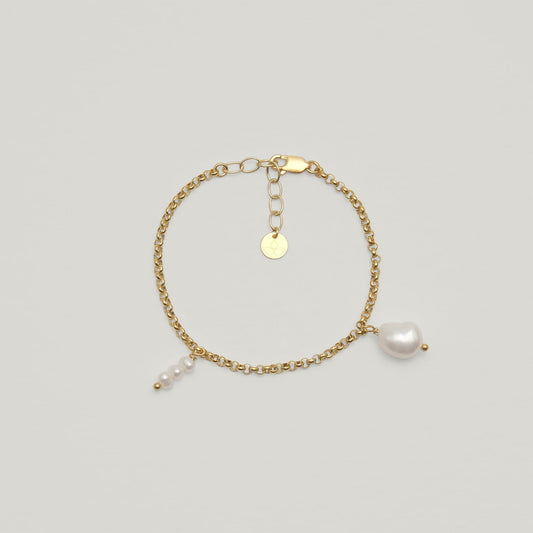 Entdecke Frellinis Charm Bracelet mit Süßwasserperlen aus 925er Sterling Silber. Erhältlich in silber oder 14K vergoldet. Schmuckdesign aus Hamburg.