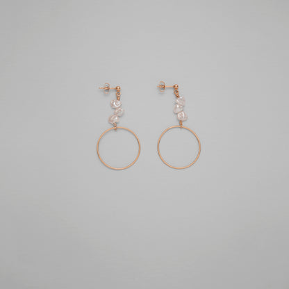 Entdecke Frellinis Ohrstecker Emily aus 925 Sterling Silber mit Anhänger aus Kreis und Süßwasserperlen. Schmuckdesign aus Hamburg.