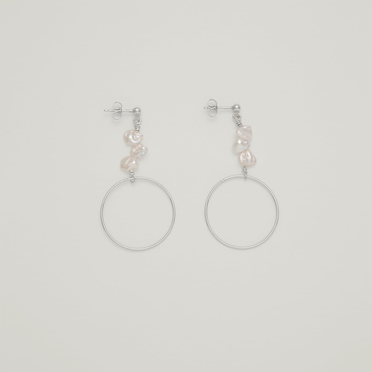 Entdecke Frellinis Ohrstecker Emily aus 925 Sterling Silber mit Anhänger aus Kreis und Süßwasserperlen. Schmuckdesign aus Hamburg.