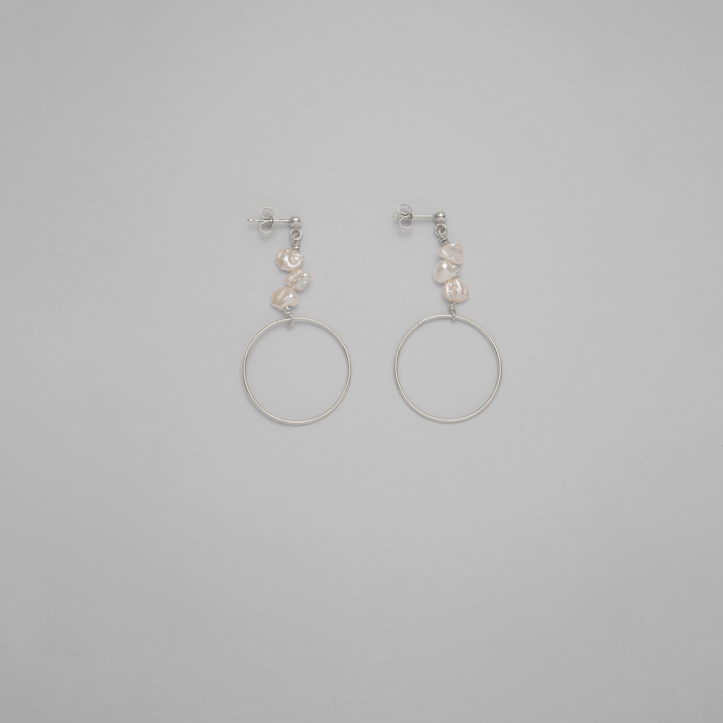 Entdecke Frellinis Ohrstecker Emily aus 925 Sterling Silber mit Anhänger aus Kreis und Süßwasserperlen. Schmuckdesign aus Hamburg.