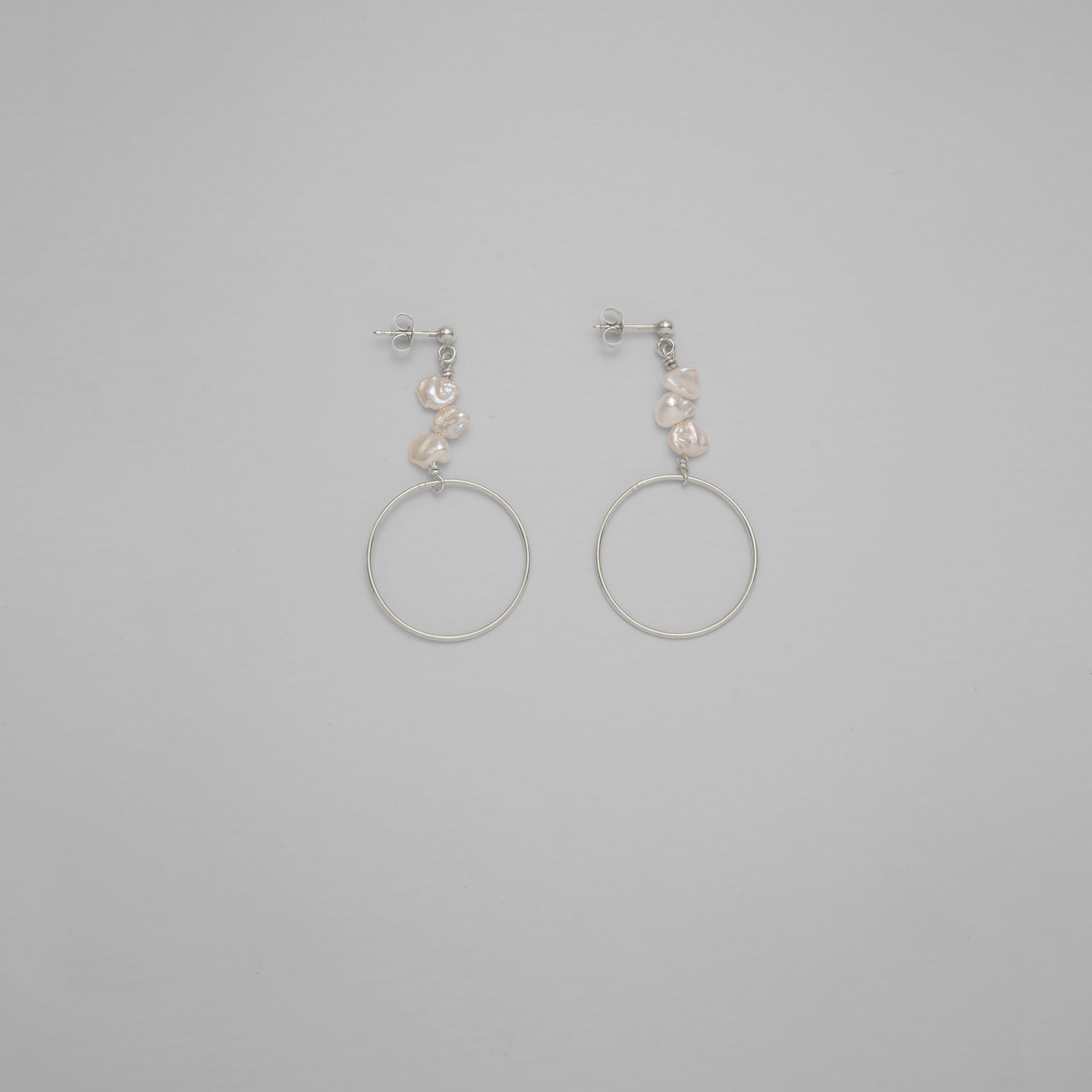 Entdecke Frellinis Ohrstecker Emily aus 925 Sterling Silber mit Anhänger aus Kreis und Süßwasserperlen. Schmuckdesign aus Hamburg.