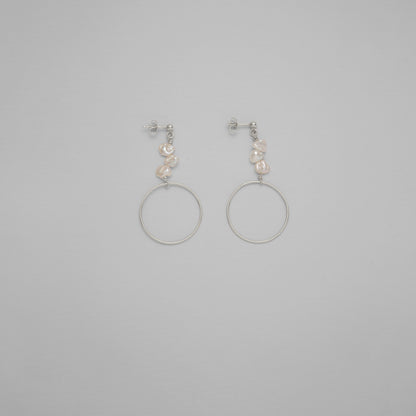 Entdecke Frellinis Ohrstecker Emily aus 925 Sterling Silber mit Anhänger aus Kreis und Süßwasserperlen. Schmuckdesign aus Hamburg.