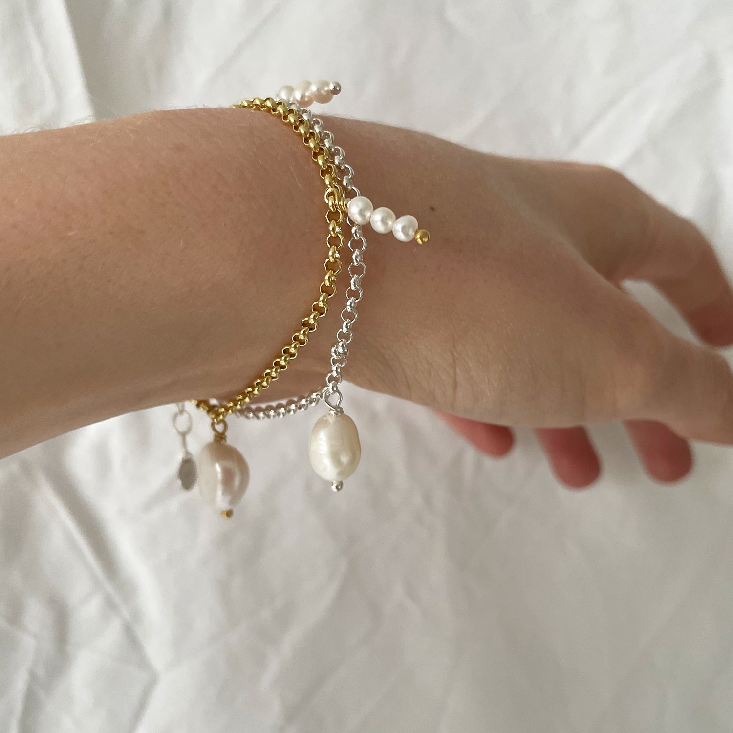 Entdecke Frellinis Charm Bracelet mit Süßwasserperlen aus 925er Sterling Silber. Erhältlich in silber oder 14K vergoldet. Schmuckdesign aus Hamburg.